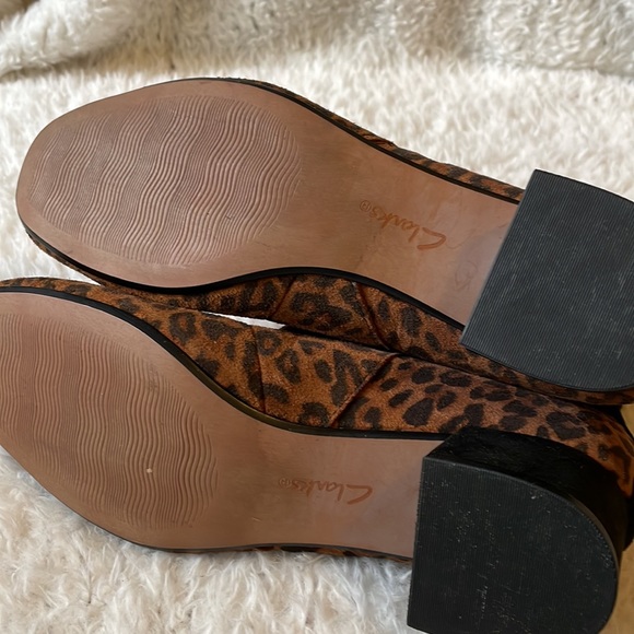 NWOT clarks Marilyn suede leopard booties - Picture 8 of 10